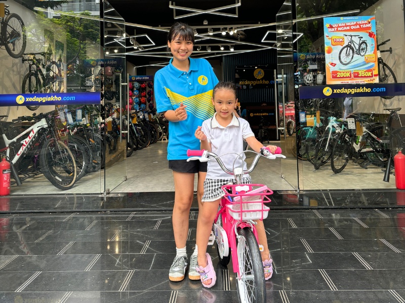Khách hàng mua xe tại Xe Đạp Giá Kho
