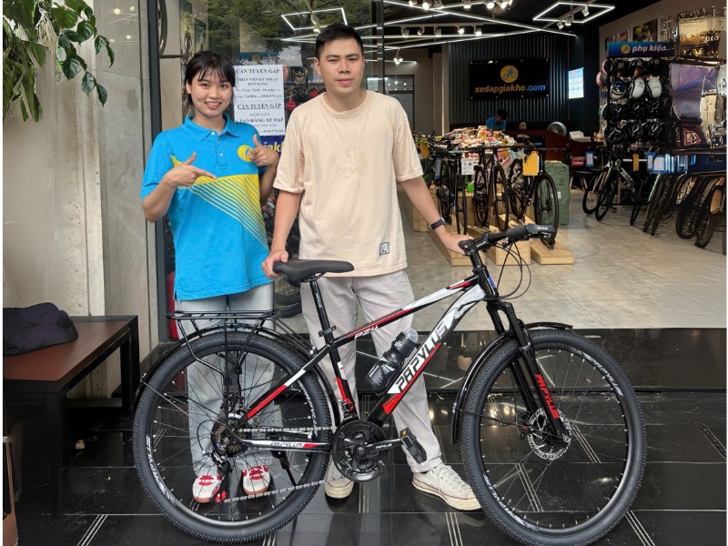 Khách hàng mua xe tại Xe Đạp Giá Kho