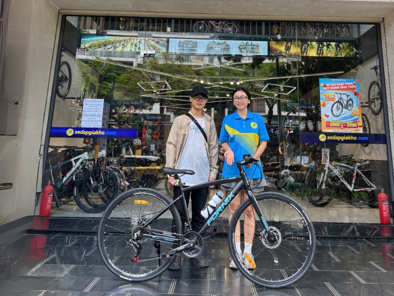 Khách hàng mua xe tại Xe Đạp Giá Kho