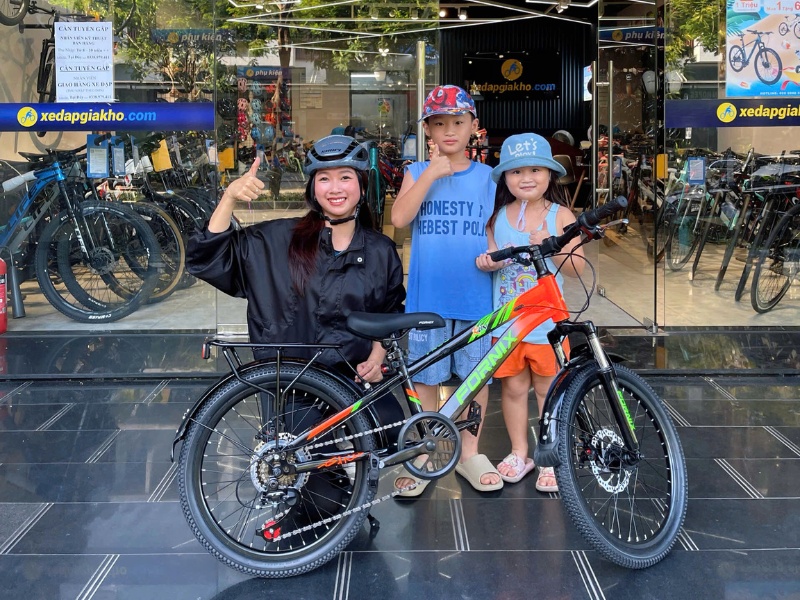 Khách hàng mua xe tại Xe Đạp Giá Kho