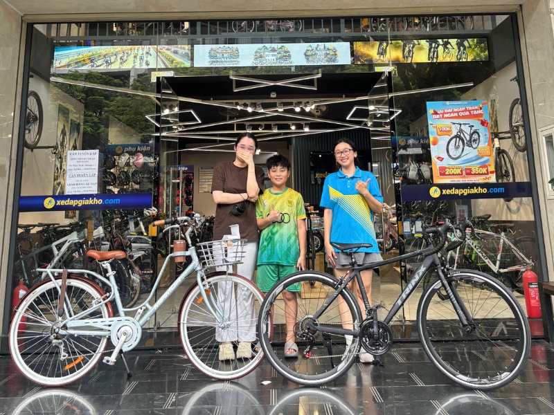 Khách hàng mua xe tại Xe Đạp Giá Kho