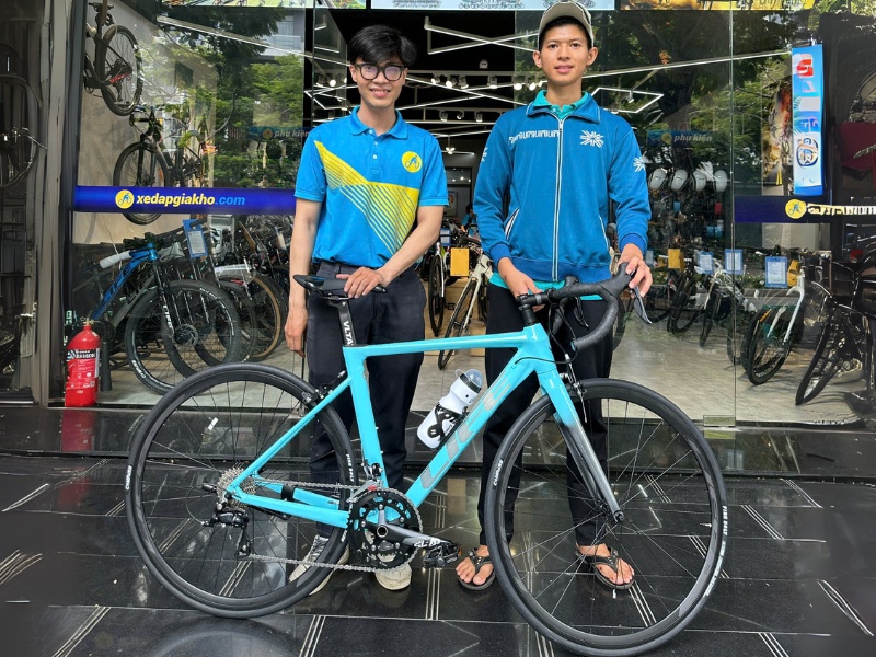 Khách hàng mua xe tại Xe Đạp Giá Kho