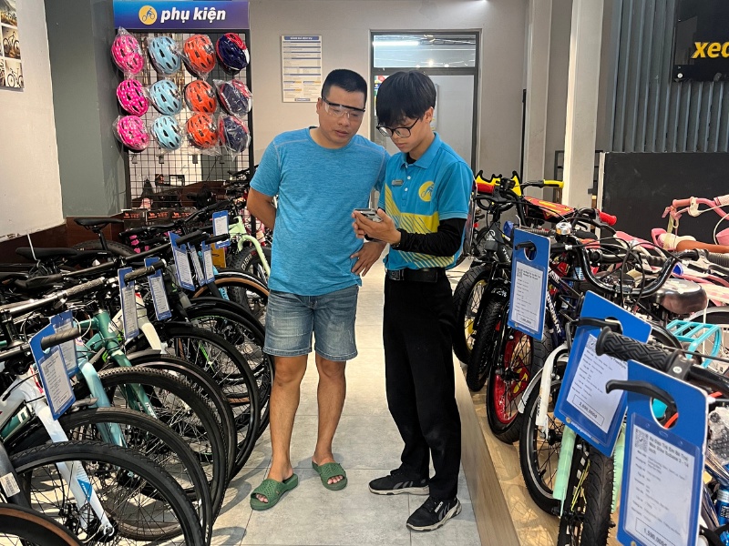 Khách hàng mua xe tại Xe Đạp Giá Kho