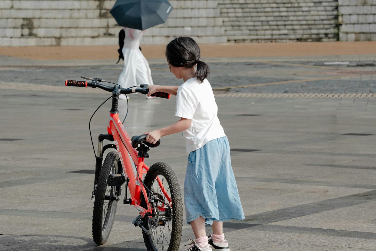 5 sai lầm bố mẹ cần tránh để bảo vệ an toàn khi trẻ đạp xe