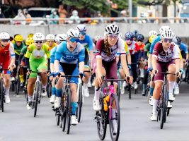 Các tay đua nữ tranh tài tại giải đua xe đạp Biwase Tour of Vietnam