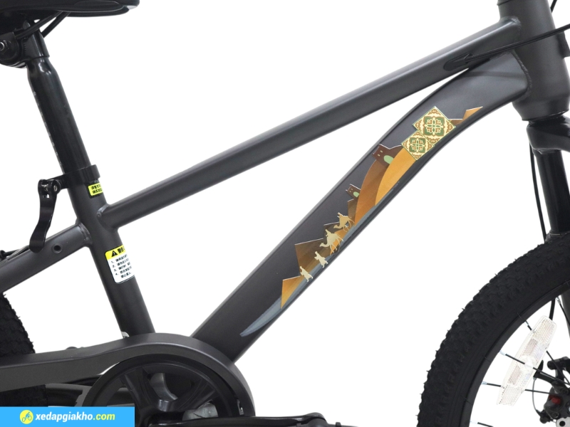 Khung hợp kim chắc chắn kết hợp cùng họa tiết nổi bật