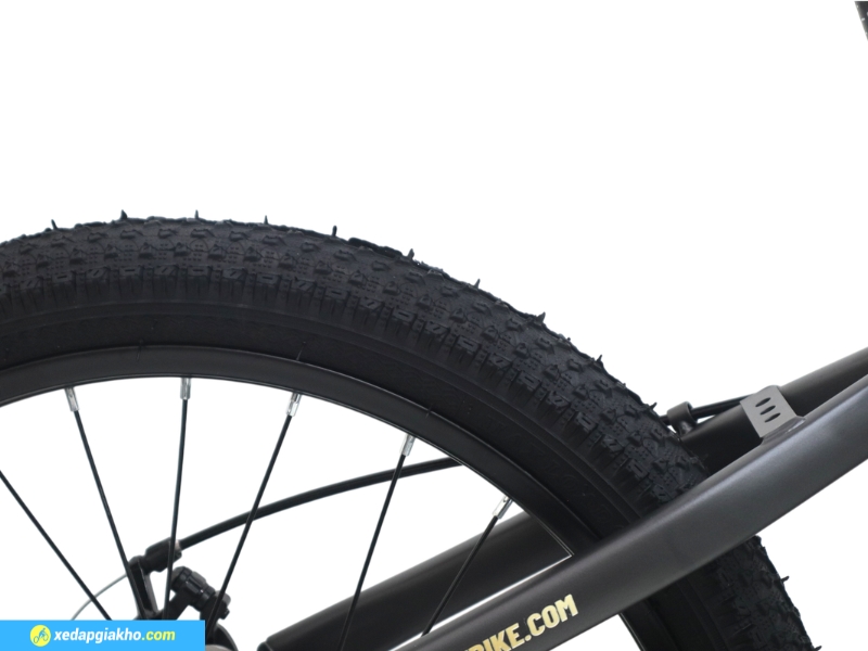 Lốp xe bản rộng với gai lớn giúp tăng độ bám đường và chống trơn