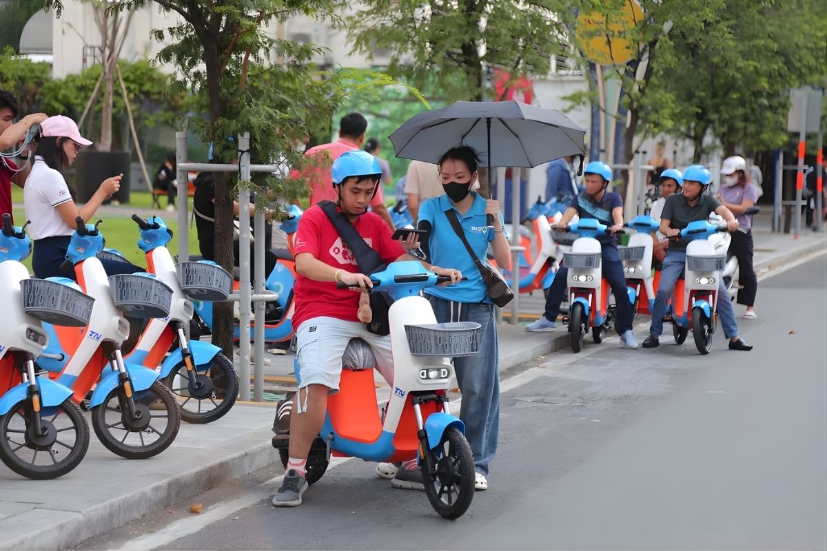 Xe Đạp Điện Công Cộng Trải Nghiệm Mới Mẻ Cho Người Dân 3 Nhân viên TNGo hướng dẫn người dân sử dụng dịch vụ trên ứng dụng điện thoại tận tình