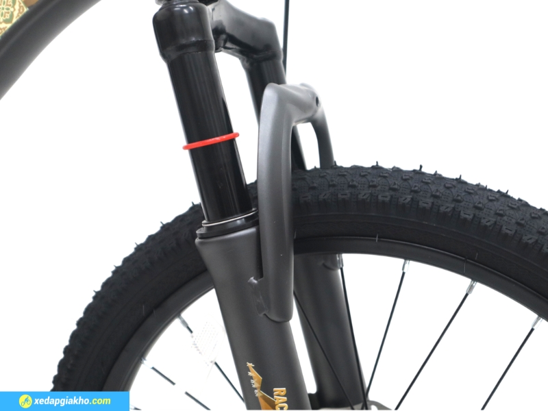 Phuộc nhún êm ái giúp xe vận hành mượt mà qua các đoạn đường gồ ghề