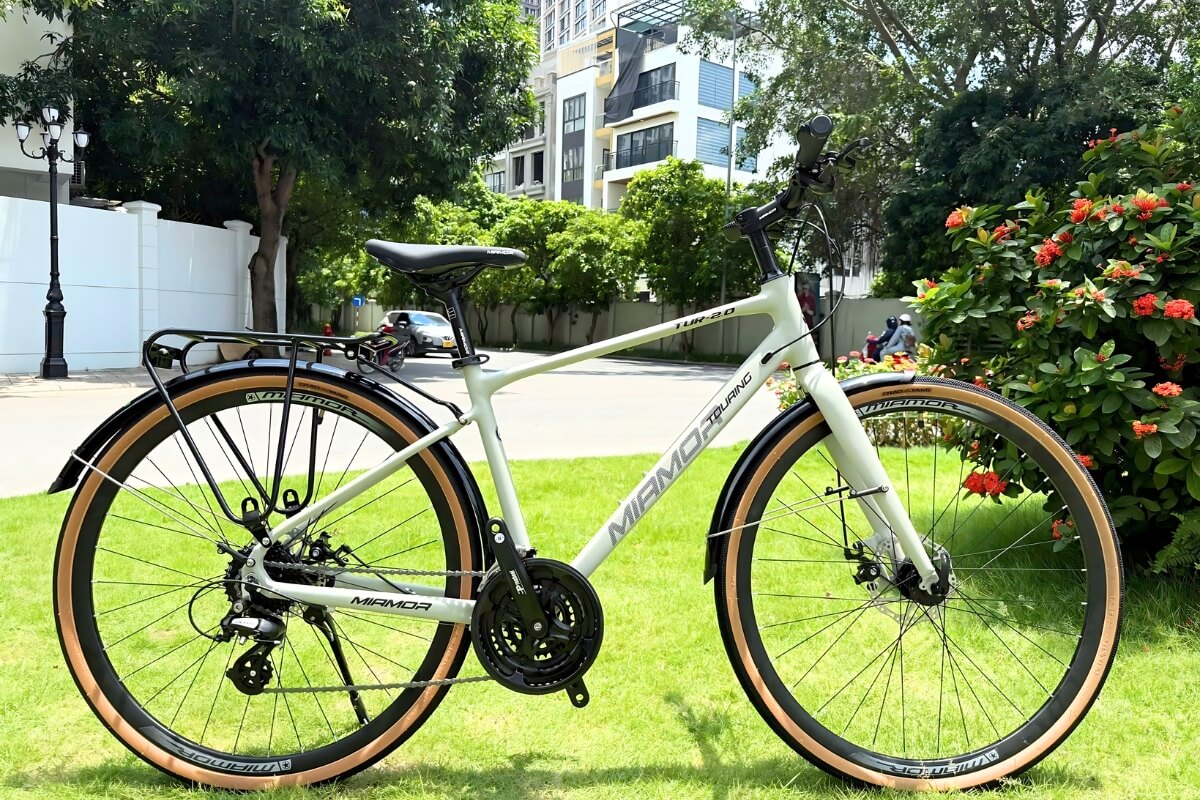 Bánh xe 700c hỗ trợ di chuyển nhẹ nhàng