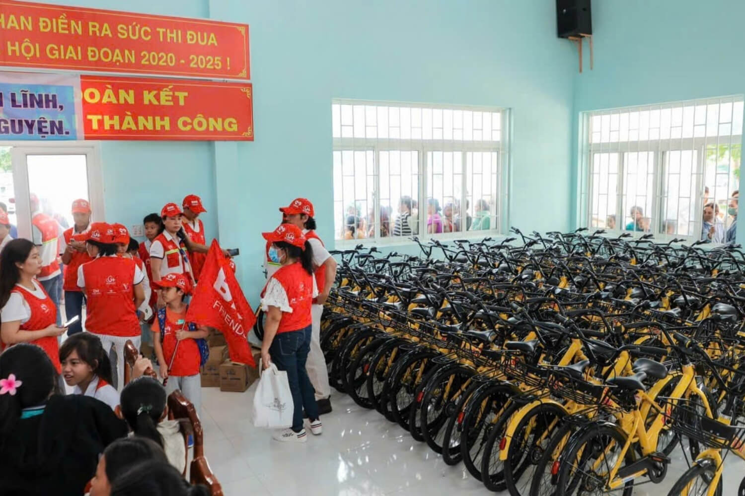 Chung tay lan tỏa hy vọng bằng món quà xe đạp từ thiện