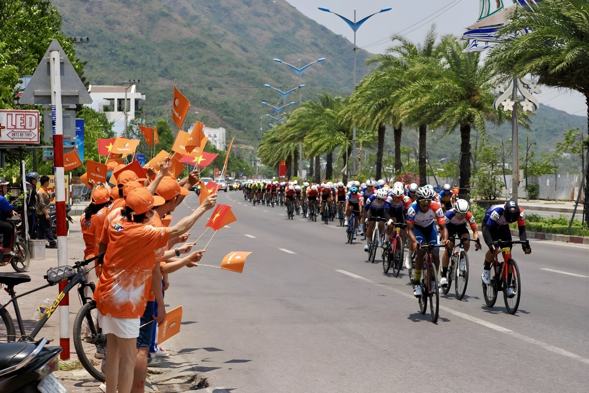 Kết Quả Chặng Đua Cúp Truyền Hình: Janssen Thắng Chặng 12 35 Các tay đua thi dấu dưới thời tiết nóng rực và có gió thổi