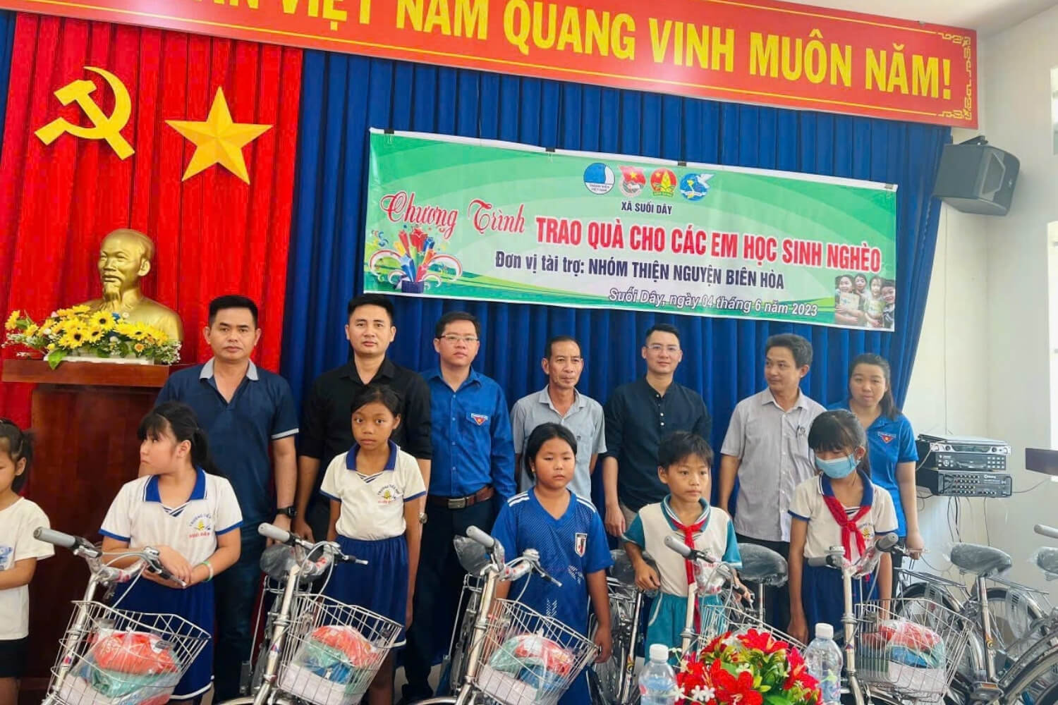 Chung sức trao tặng xe đạp từ thiện cho trẻ vùng xa