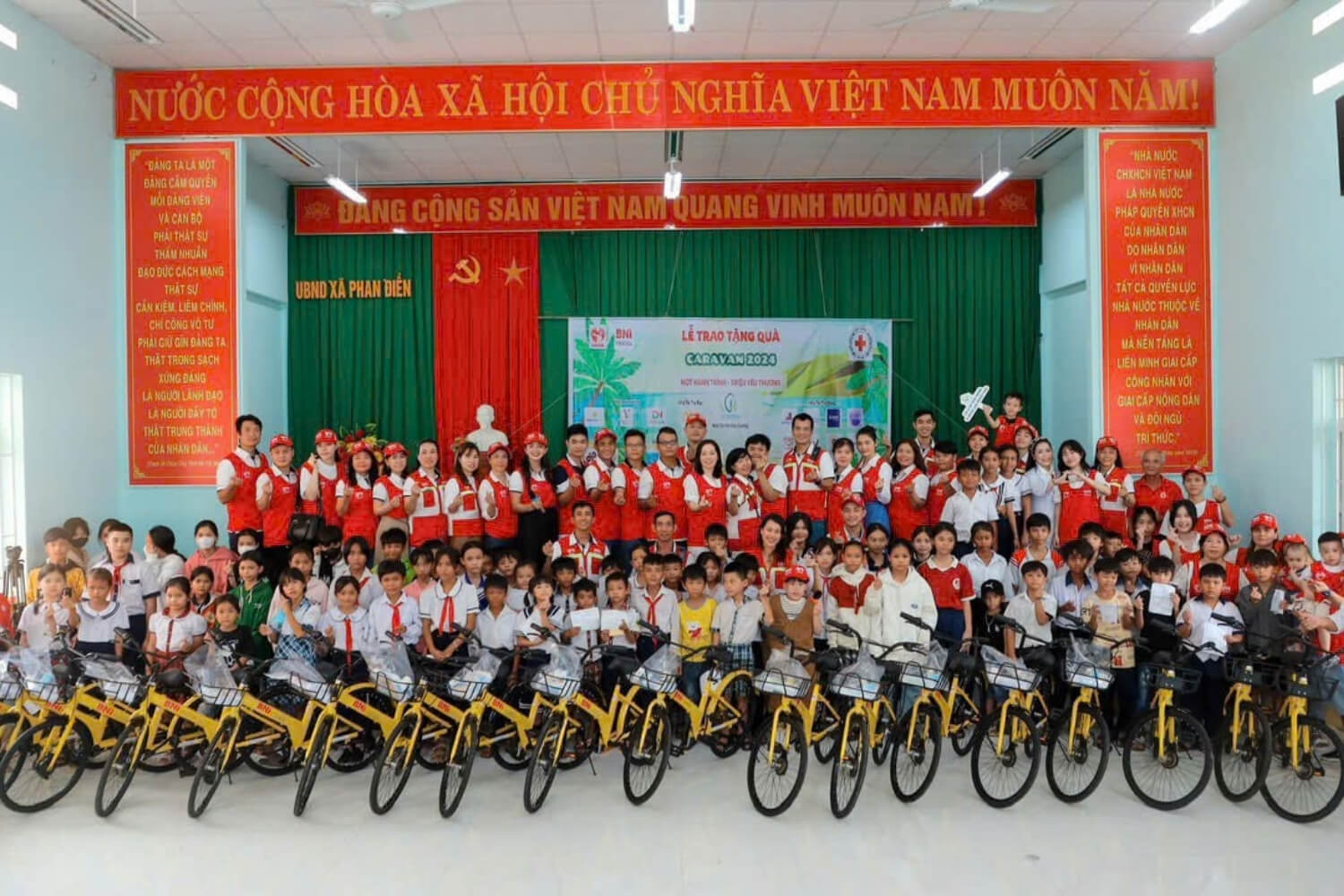 Hành trình trao gửi yêu thương qua những chiếc xe đạp từ thiện