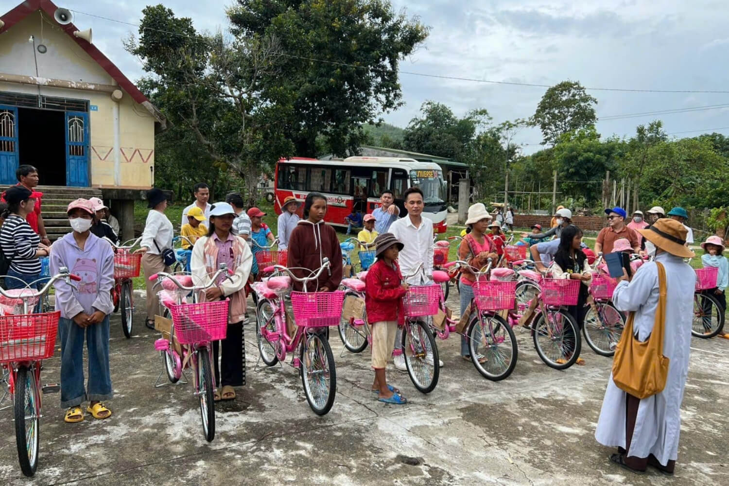 Mỗi xe đạp từ thiện là một hành trình tương lai mở ra