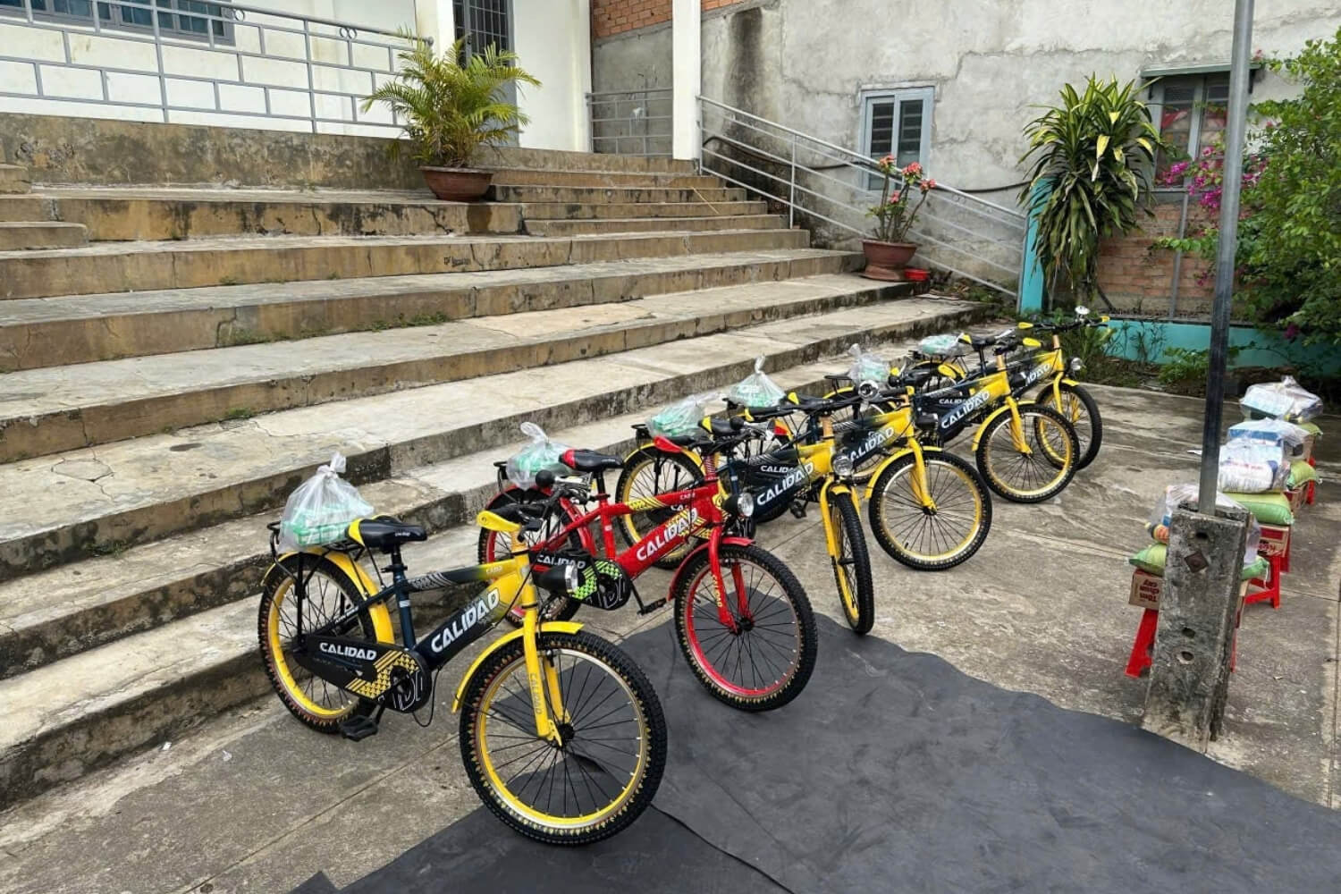 Xe đạp từ thiện đồng hành cùng trẻ em miền núi đến lớp