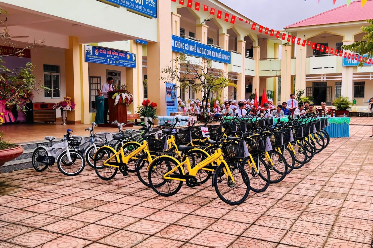 Xe đạp từ thiện giúp trẻ em đến trường dễ dàng hơn mỗi ngày