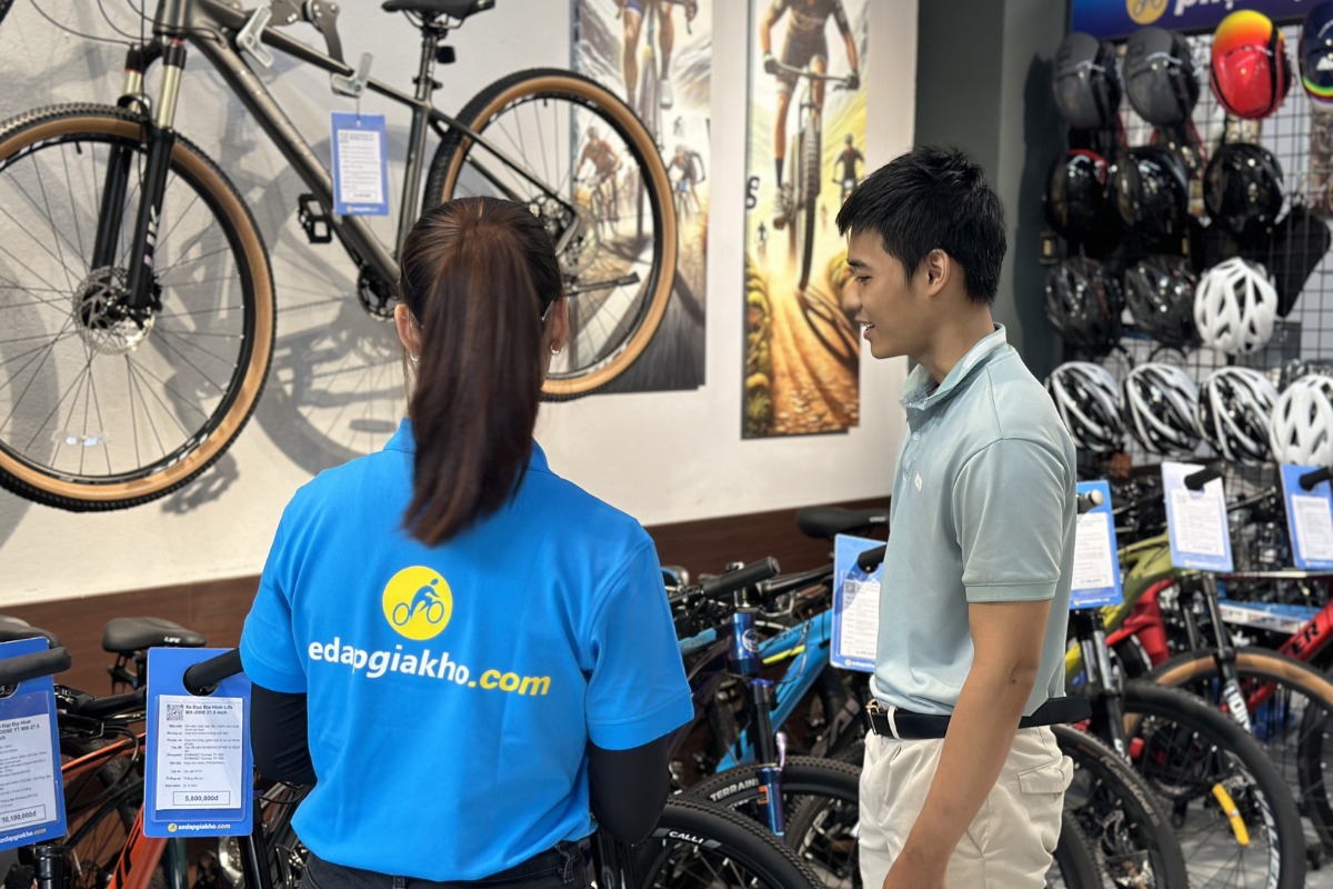 Khách hàng đến cửa hàng Xe Đạp Giá Kho được nghe tư vấn nhiệt tình