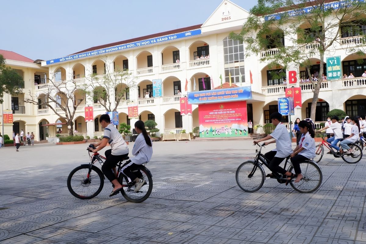 Xe Đạp Đi Học Loại Nào Tốt? Top Mẫu Đẹp, Bền Và Đáng Mua 2 các bạn học sinh cùng nhau đạp xe rất vui vẻ