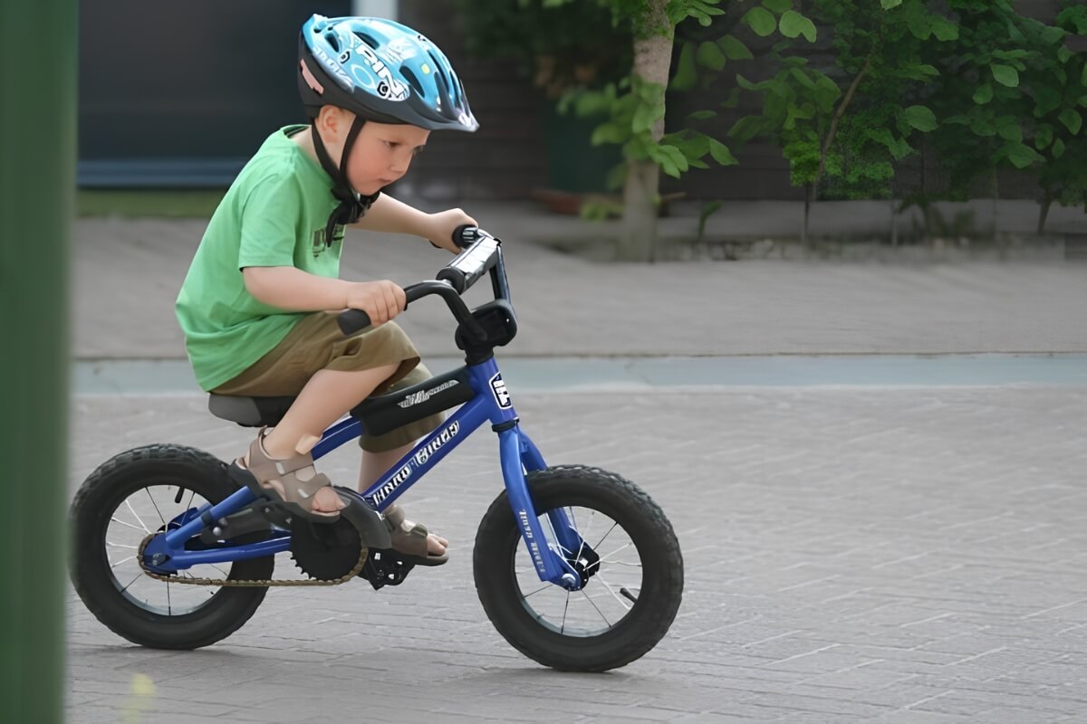 Khi Nào Nên Đổi Size Xe Đạp Cho Bé? 3 Dấu Hiệu Nhận Biết 3 Bé hơi khom người khi đạp xe ảnh hưởng đến xương sống