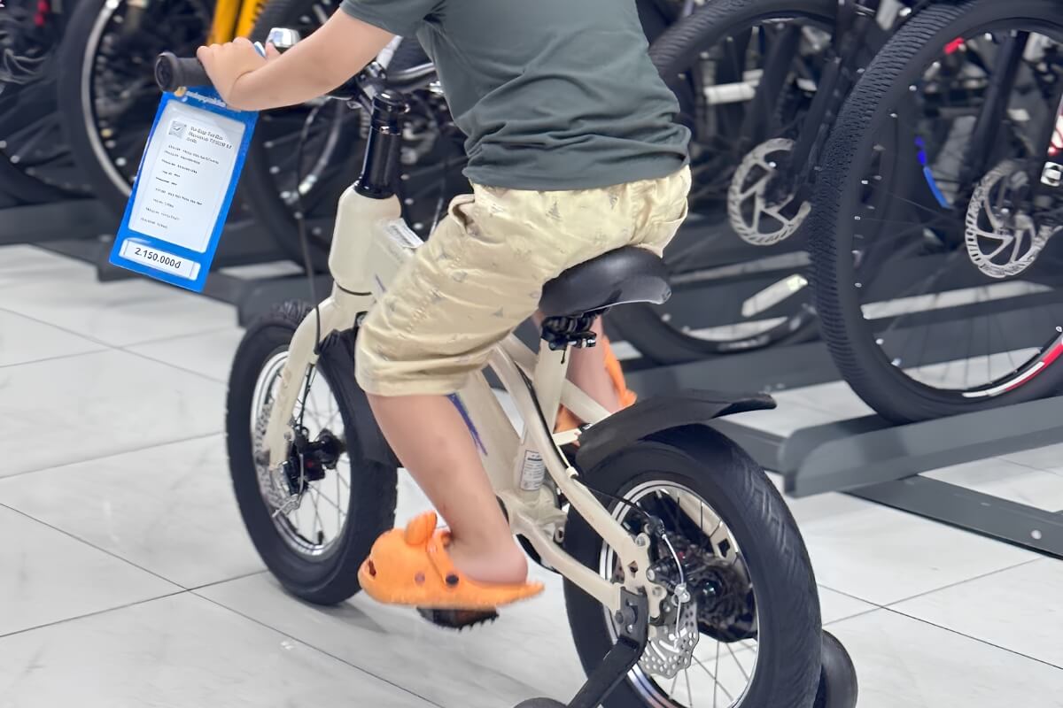 Khi Nào Nên Đổi Size Xe Đạp Cho Bé? 3 Dấu Hiệu Nhận Biết 6 Cho bé đạp thử xe trước khi mua để chọn được chiếc xe phù hợp