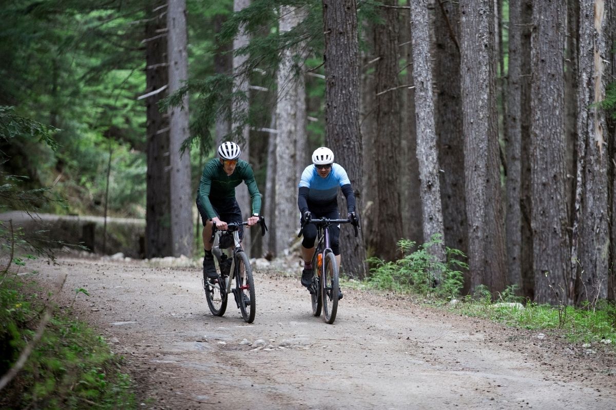 Xe Đạp Gravel Là Gì? Khác Gì Với Xe Road và MTB 6 Hai người đàn ông đạp xe Gravel trên địa hình không bằng phẳng