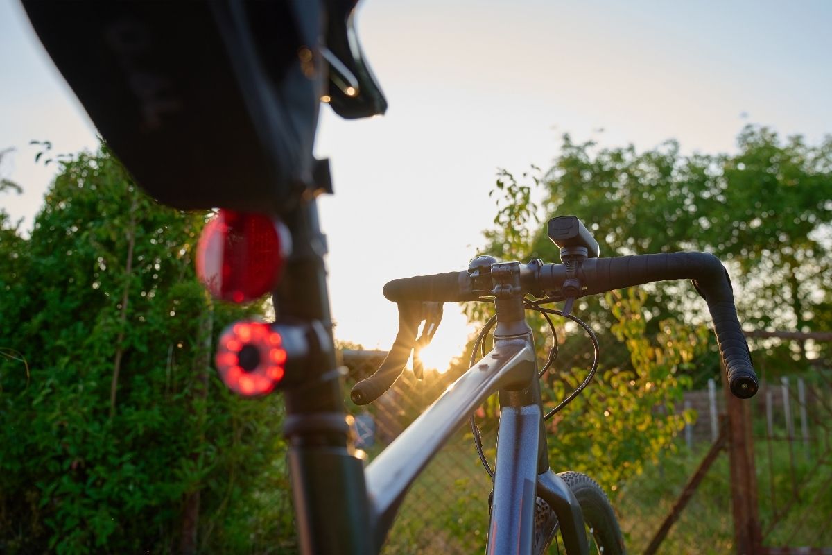 Xe Đạp Gravel Là Gì? Khác Gì Với Xe Road và MTB 5 Khung xe đạp Gravel màu đen