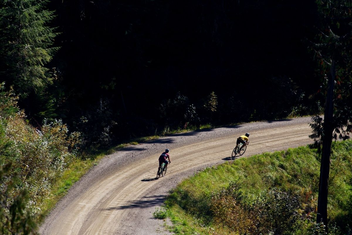 Xe Đạp Gravel Là Gì? Khác Gì Với Xe Road và MTB 7 Hai người đạp xe trên địa hình khó