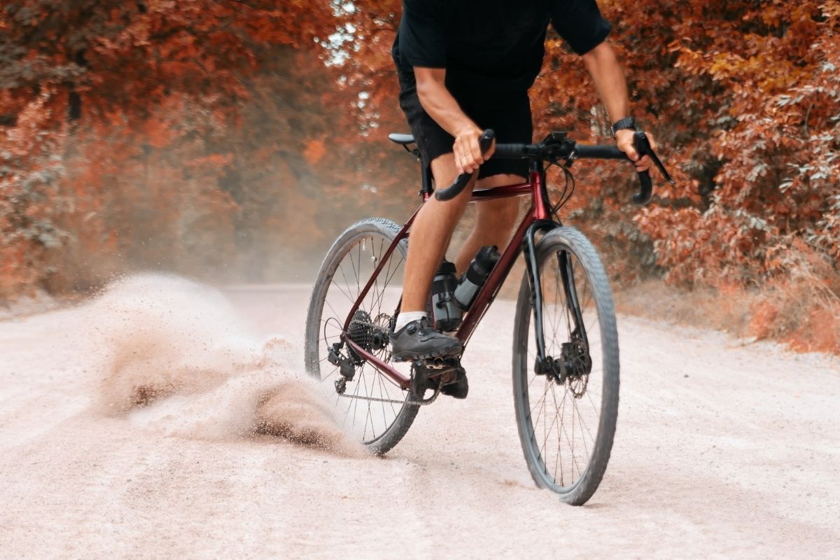 Xe Đạp Gravel Là Gì? Khác Gì Với Xe Road và MTB 3 Người đạp ông đang đạp Xe Gravel trên đường cát bụi