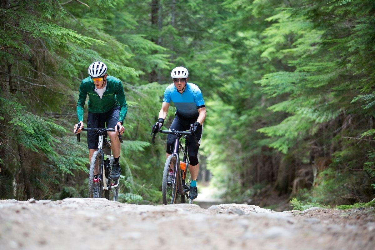 Xe Đạp Gravel Là Gì? Khác Gì Với Xe Road và MTB 1 Hai người đang đạp xe Gravel chạy đường gồ ghề