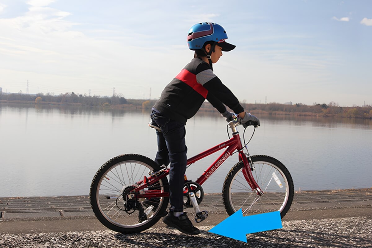 Xe Đạp 20 Inch Và 22 Inch Khác Gì Nhau Khi Chọn Cho Bé? 4 Yên cao bé khó giữ thăng bằng dù bố mẹ chọn xe đạp 20 inch và 22 inch