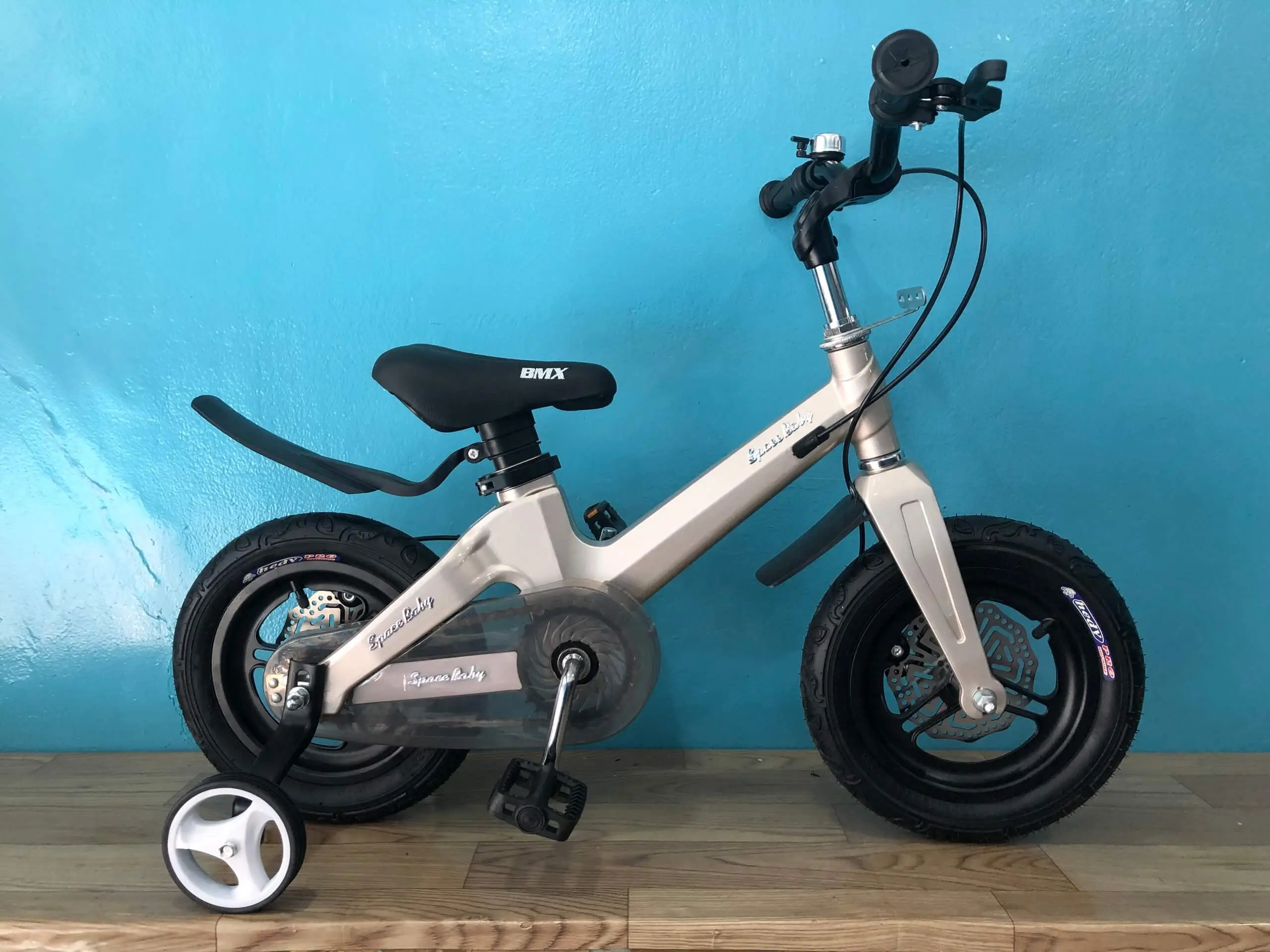 Xe Đạp Trẻ Em 12Inch SpaceBaby Khung Nhôm Bánh Mâm - Màu Nâu Cafe